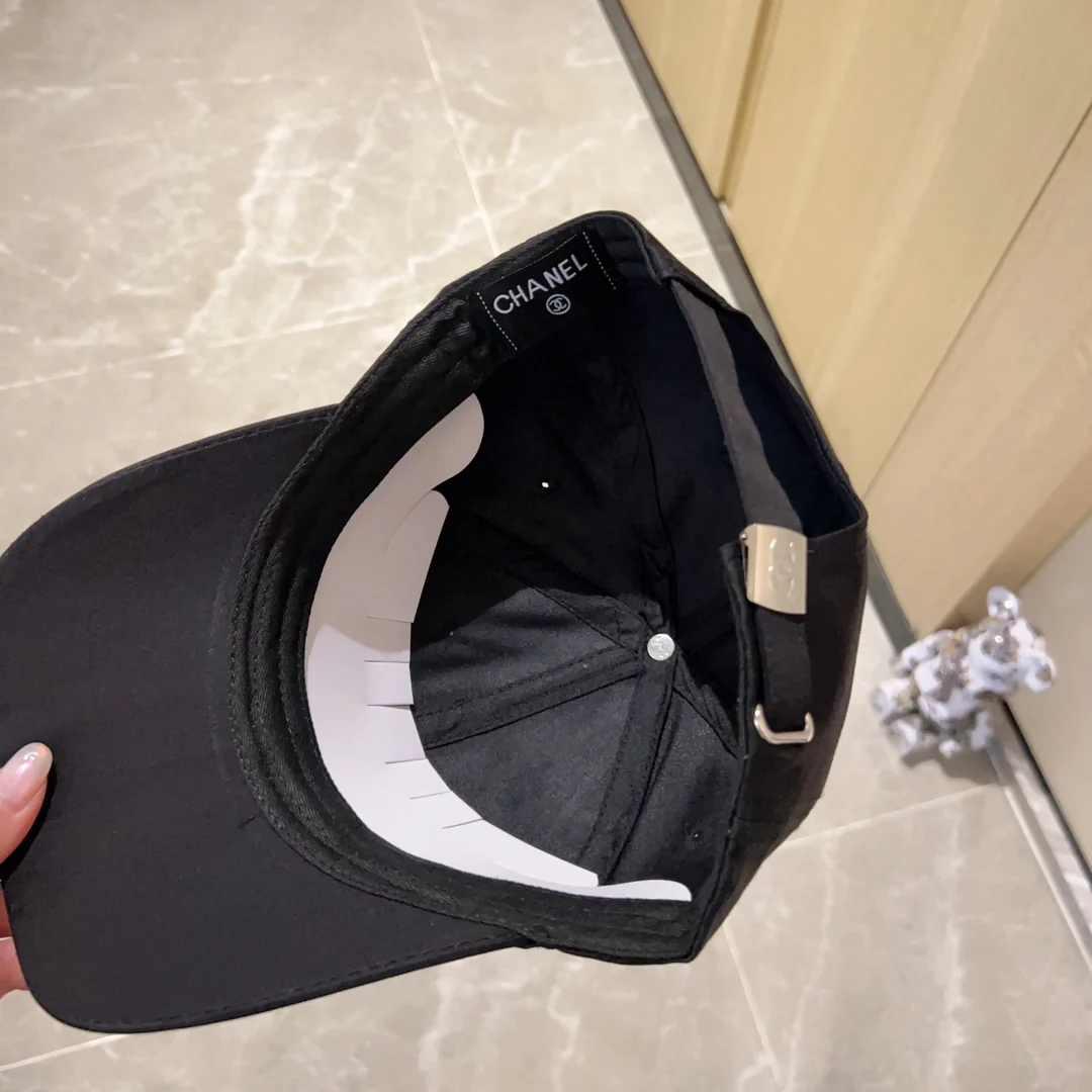 Новинка сезона весна/лето 2023 от Chanel - бейсболка - черная