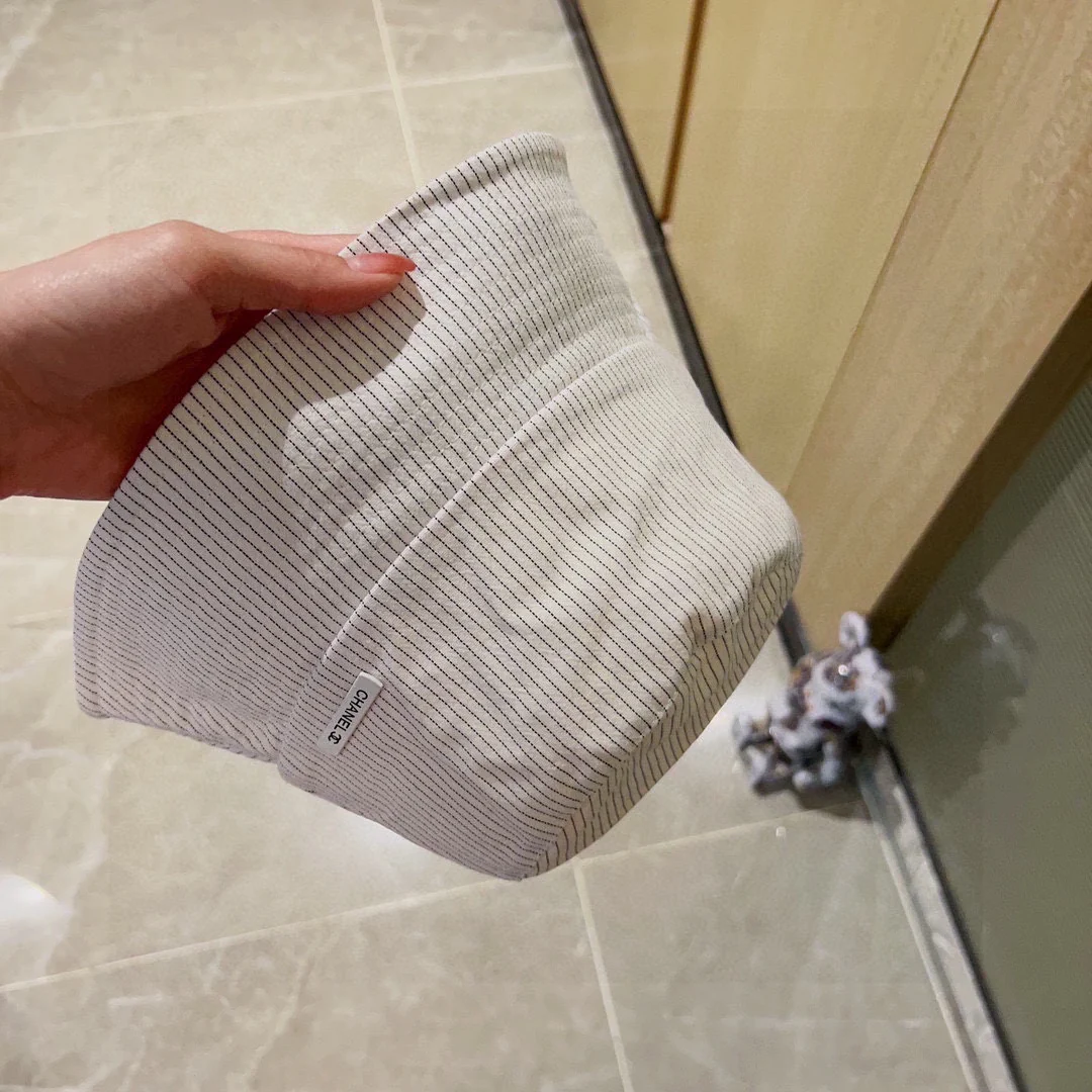 Новинка сезона весна/лето 2023 от Chanel - Полосатая рыбацкая шляпа - Белая