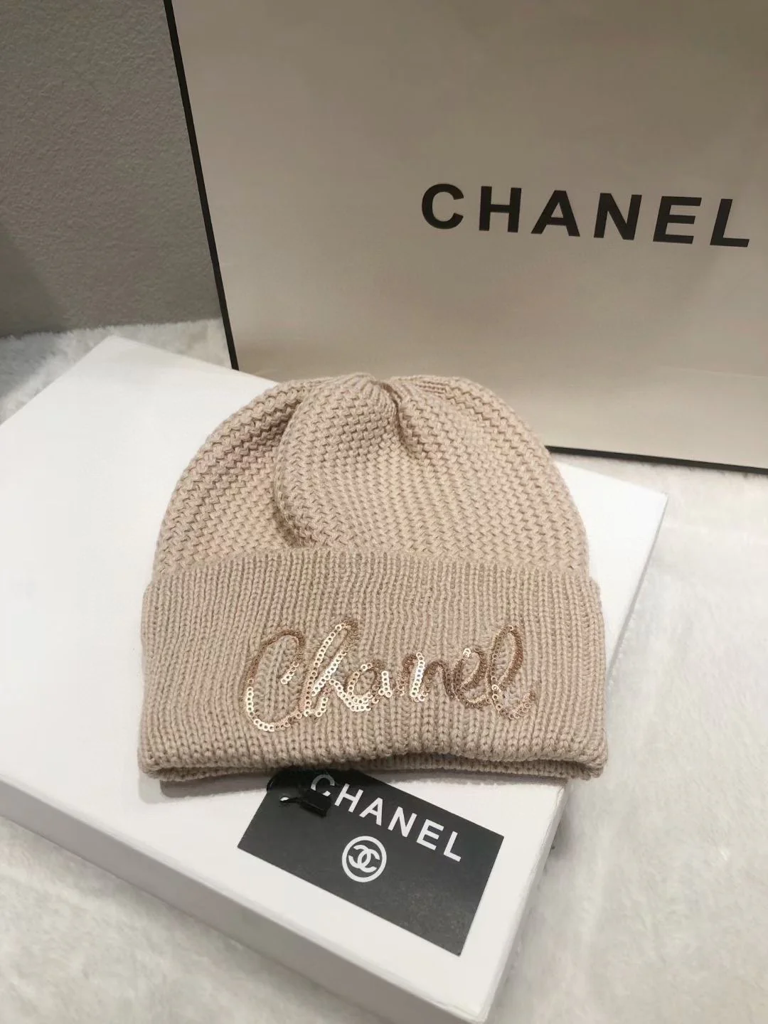 Вязаная шапка Chanel с пайетками и курсивной надписью