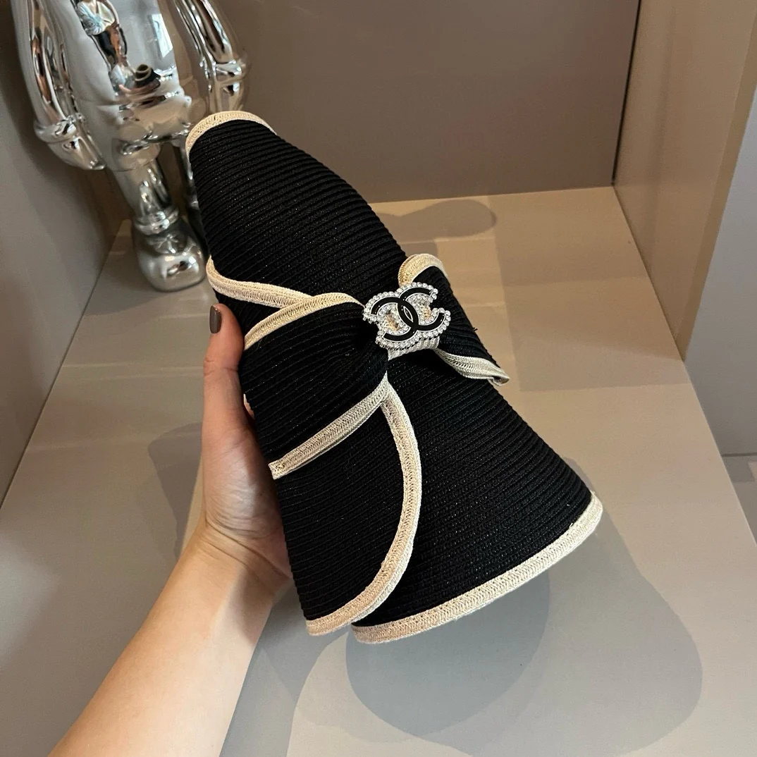 Chanel - Рыбацкая шляпа с разрезом сзади и бантом - Черная