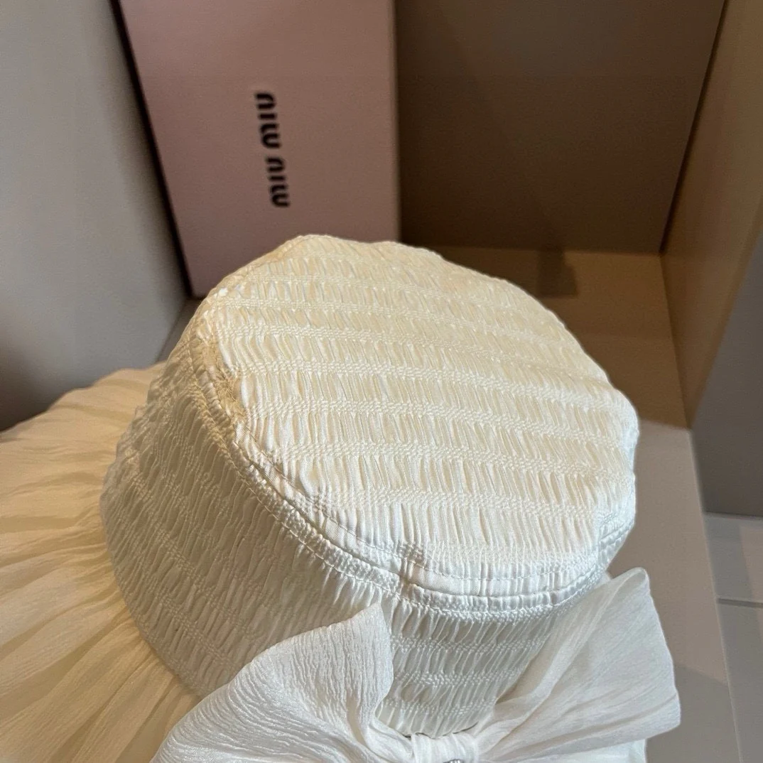 Новая плиссированная шляпа от солнца Miu Miu 2024 с бантом - белая.