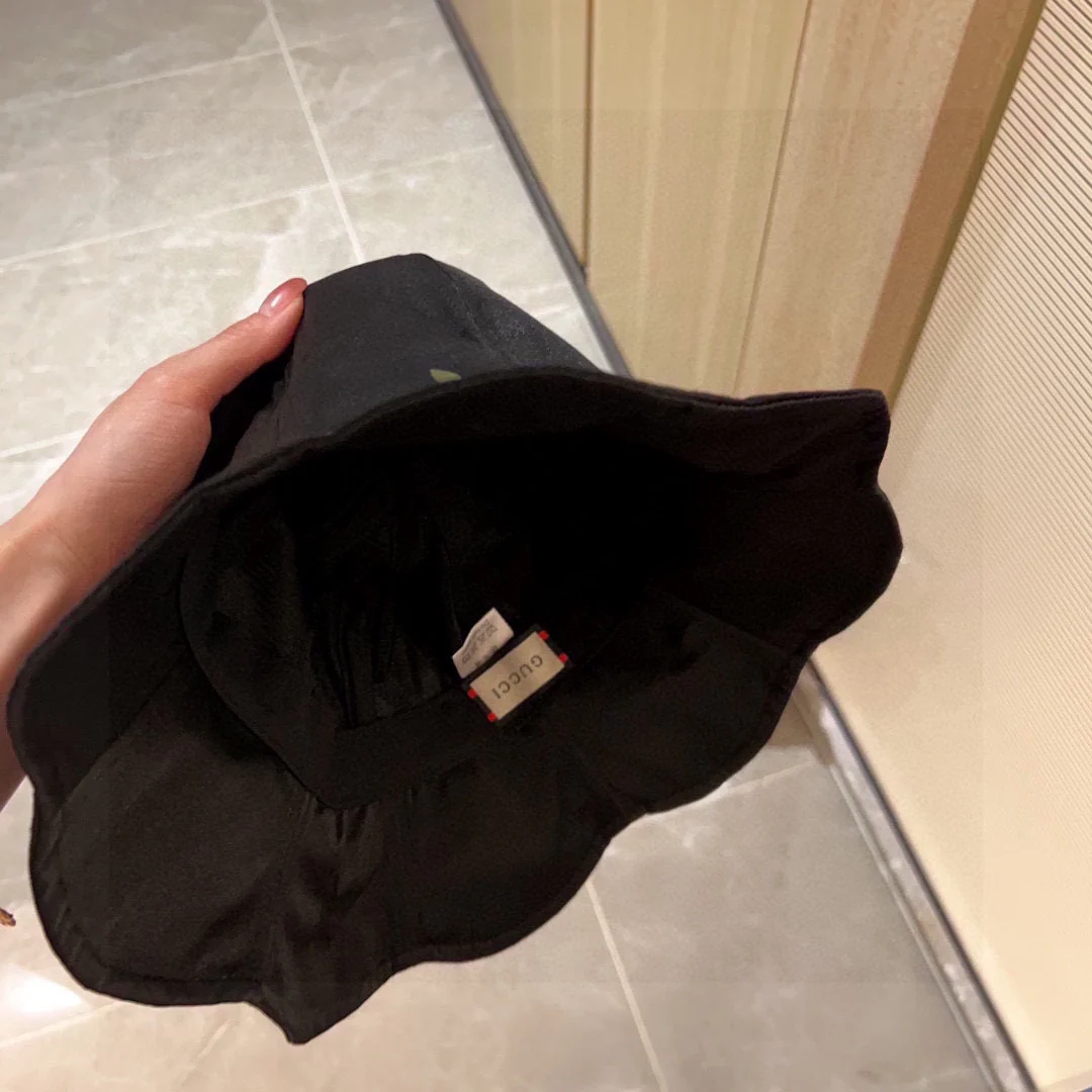 Новая водонепроницаемая рыбацкая шляпа Gucci 2023 с волнистым краем - черная.