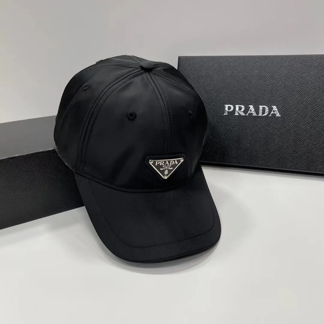 Новая бейсболка Prada 2022 года
