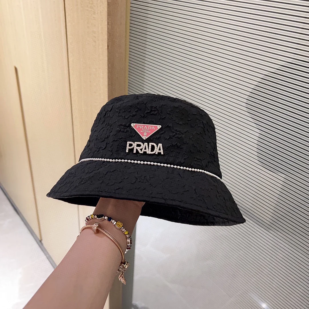 Новая рыбацкая шляпа Prada 2023 в стиле Chanel с жемчужной цепочкой - черная.