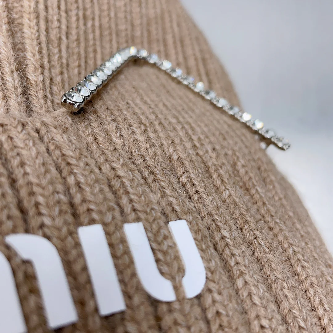 Вязаная шапка Miu Miu с кошачьими ушками.