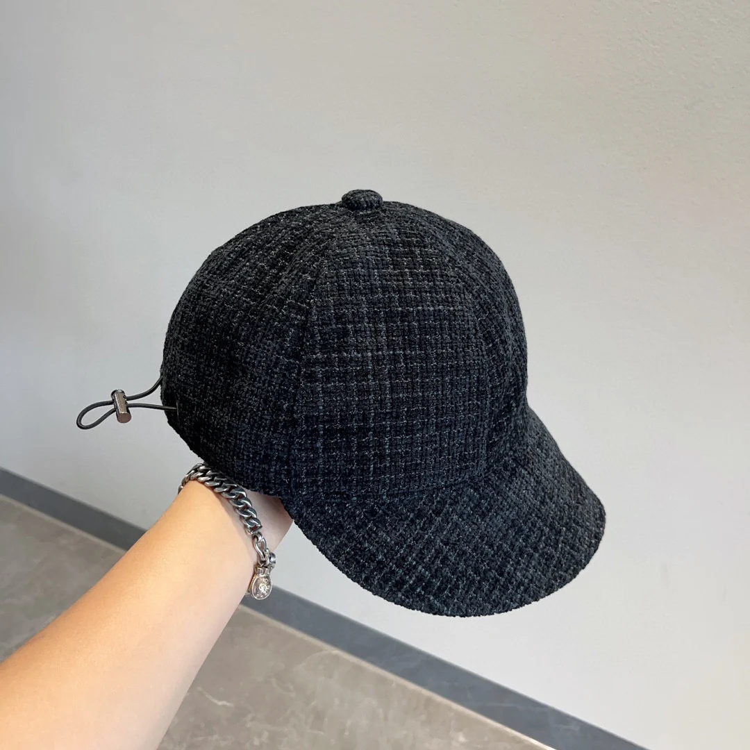 Chanel - Черная шляпа-уточка