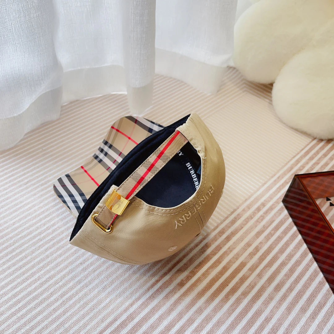 Новинка сезона весна/лето 2023 от Burberry - бейсболка TB в клетку.