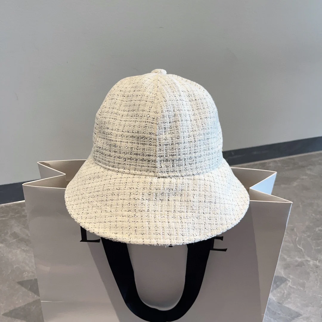 Chanel - Белая шляпа-уточка