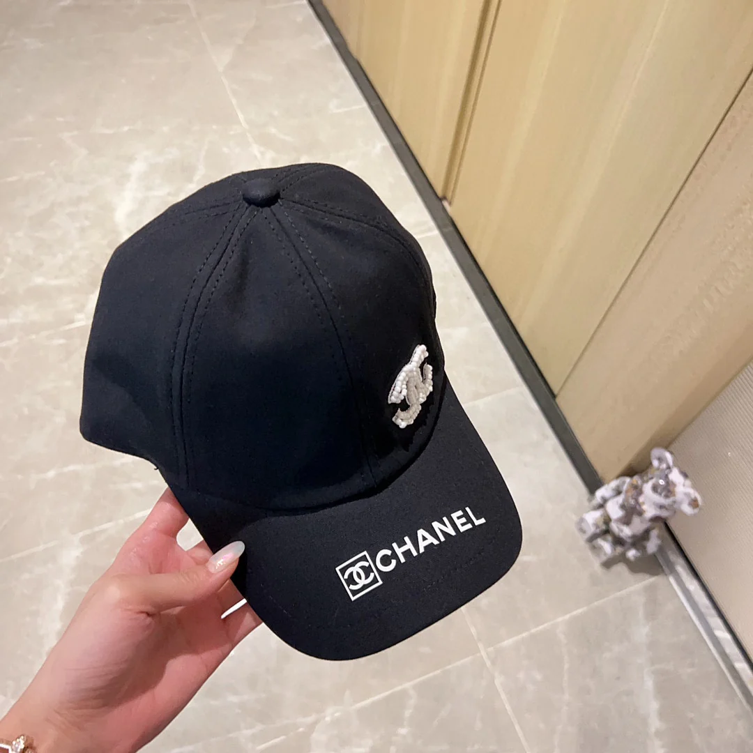 Новинка сезона весна/лето 2023 от Chanel - бейсболка с вышивкой - черная