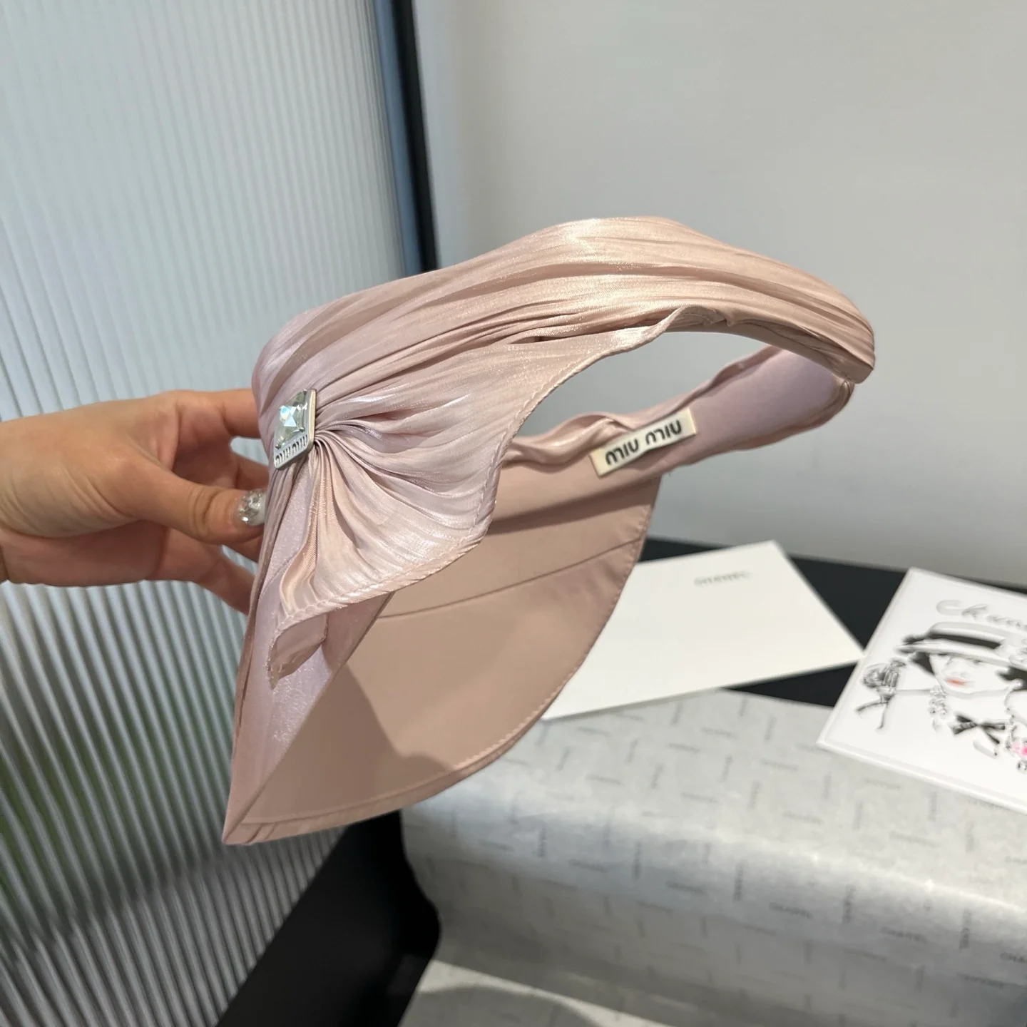 Miu Miu - Атласная шляпка от солнца с бантом - Розовая