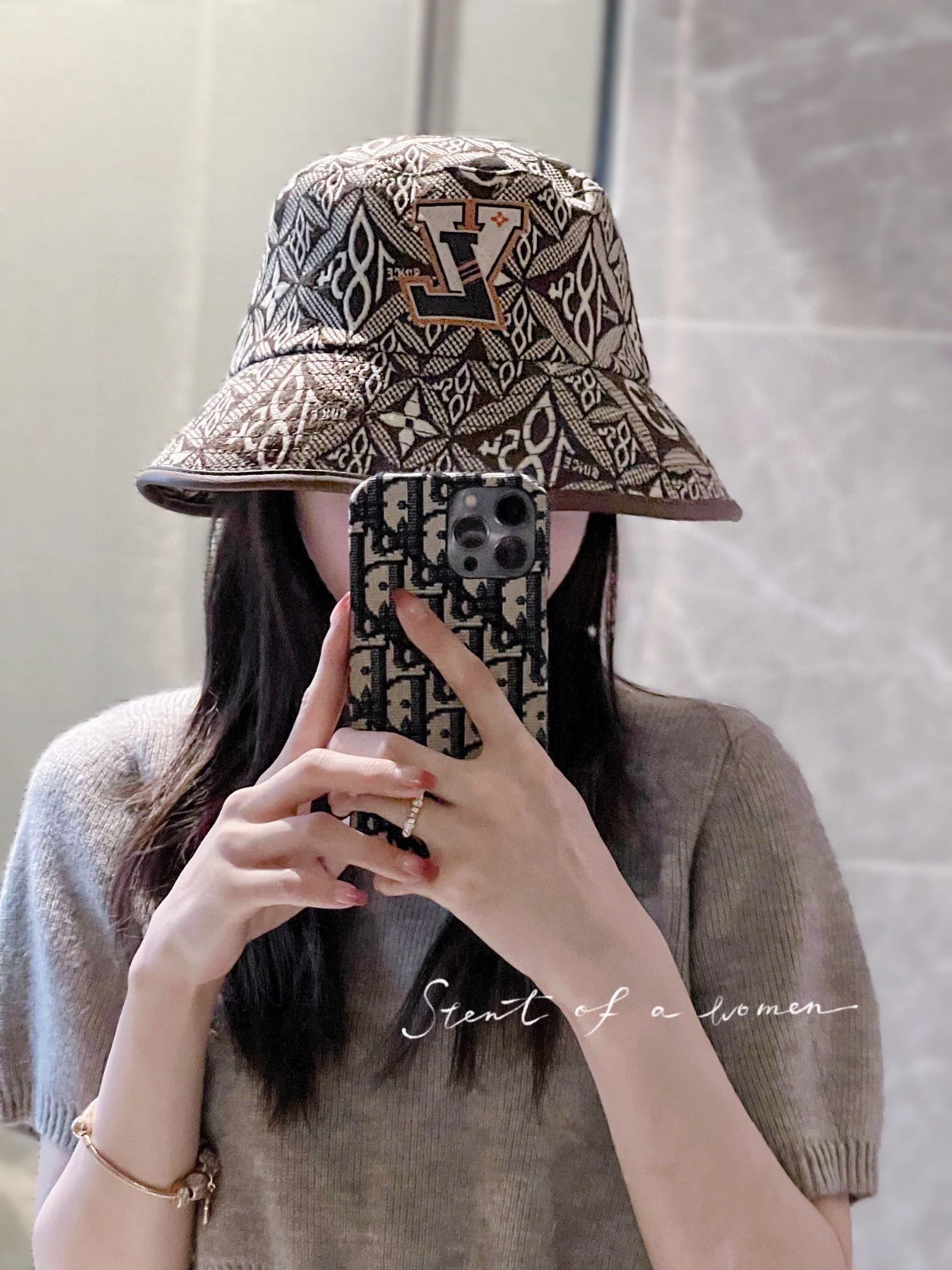 Новинка сезона весна/лето 2023 от LV - Вышитая рыбацкая шляпа - Коричневая