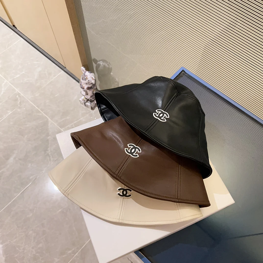 Новая модель кожаной рыбацкой шляпы Chanel 2023 года - черная.