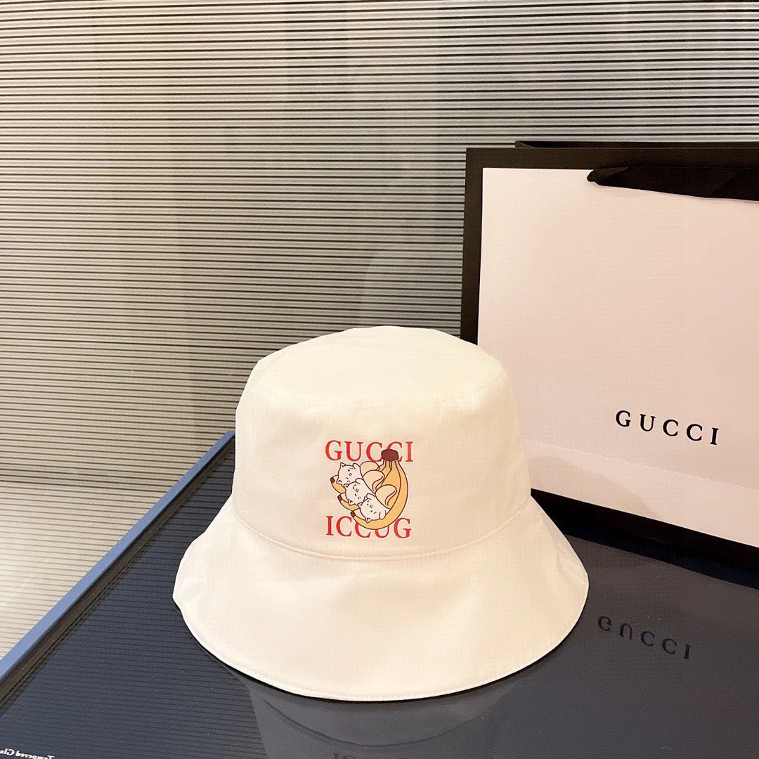 Панама Gucci с кошачьим принтом, 2022 год.