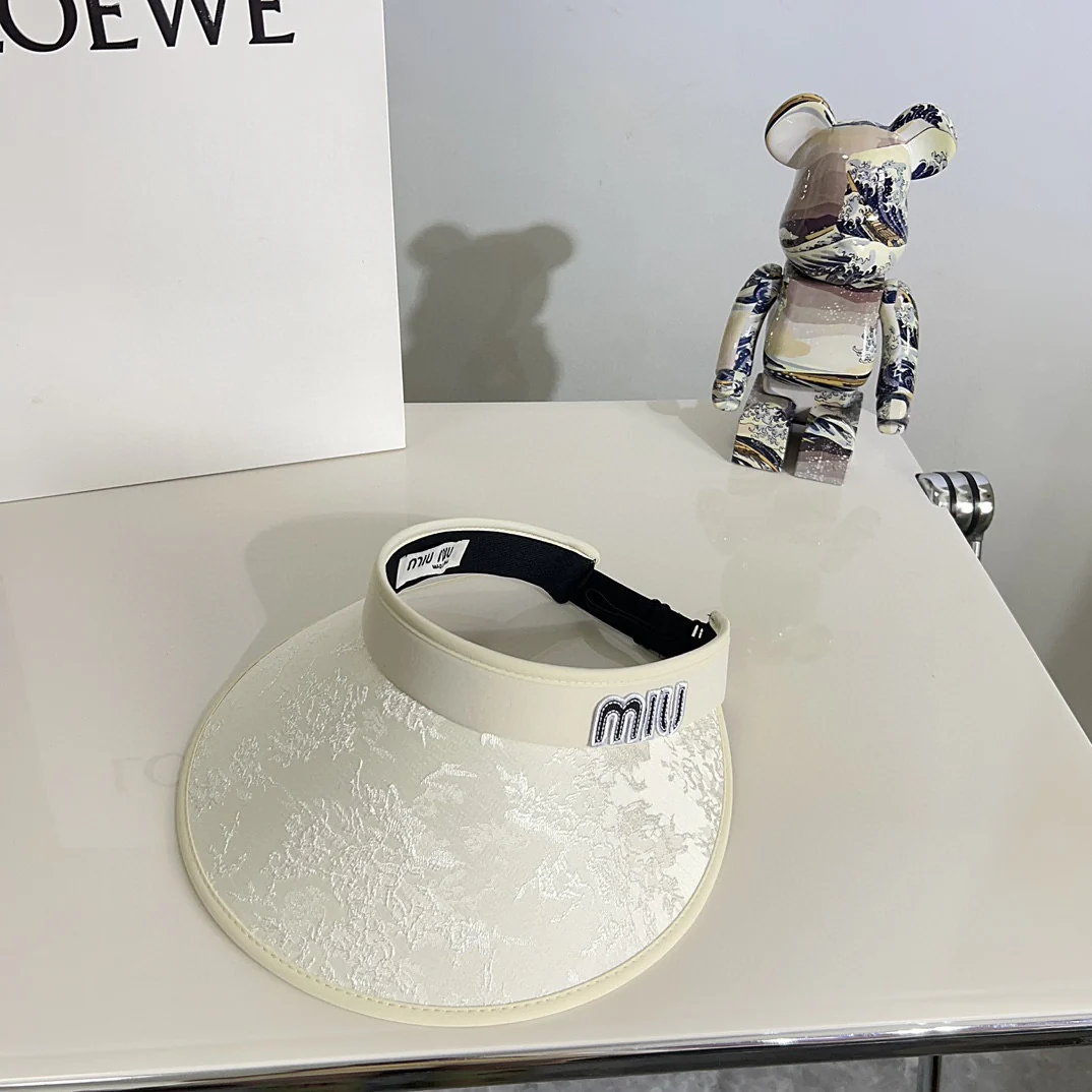 Новая летняя солнцезащитная шляпа Miu Miu 2024 с китайским узором - белая.