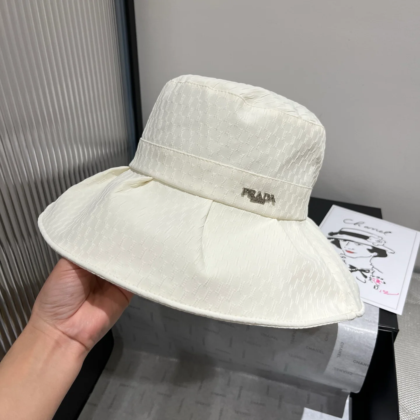 Prada - Солнцезащитная шляпа - Белая