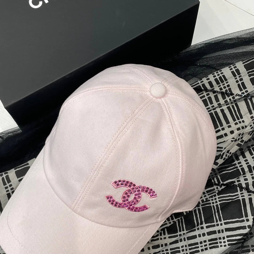 Chanel - Новая бейсболка с пайетками - Розовая