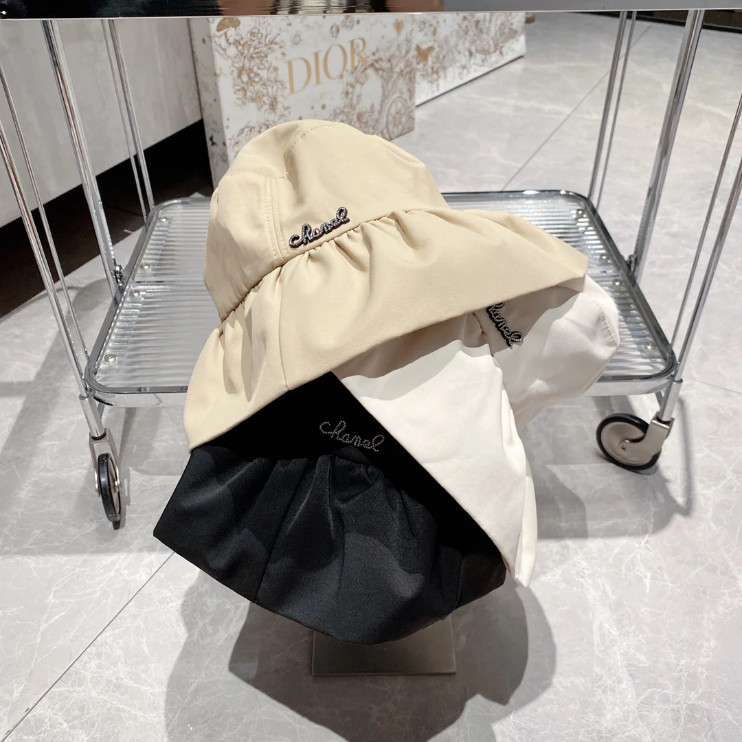 Новинка весенне-осенней коллекции Chanel 2023 — широкополая рыбацкая шляпа.