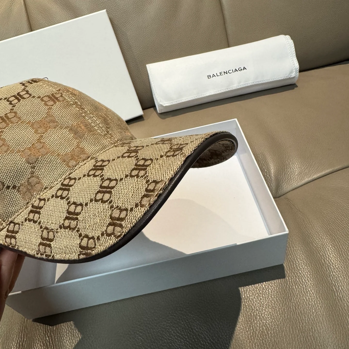 Бейсболка Balenciaga с двойной буквой B по всей поверхности.