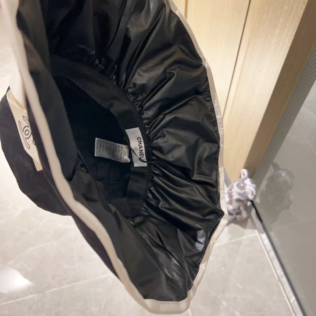 Новая элегантная широкополая рыбацкая шляпа Chanel 2023 года с гофрированной отделкой — черная.