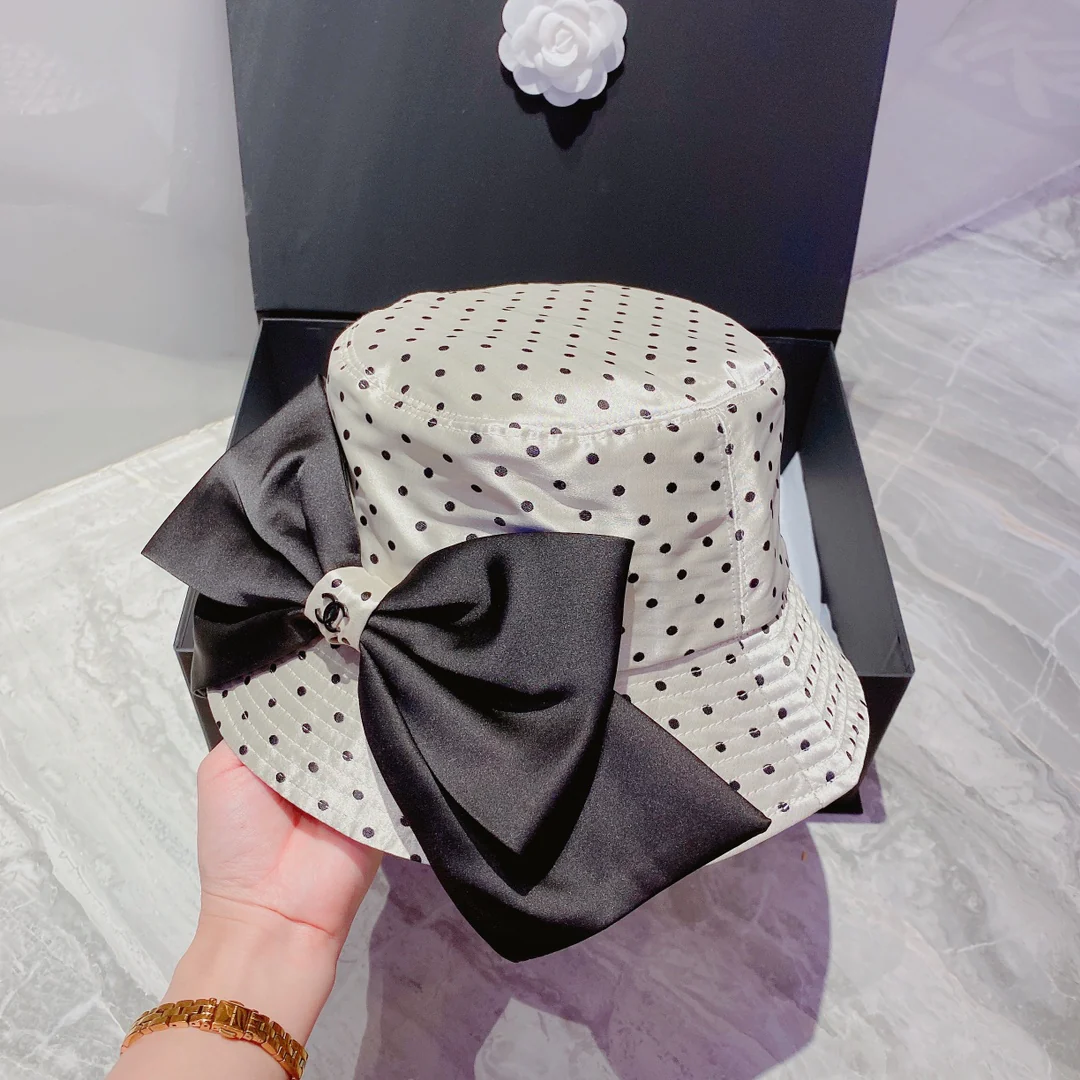 Chanel - Элегантная атласная шляпа от солнца