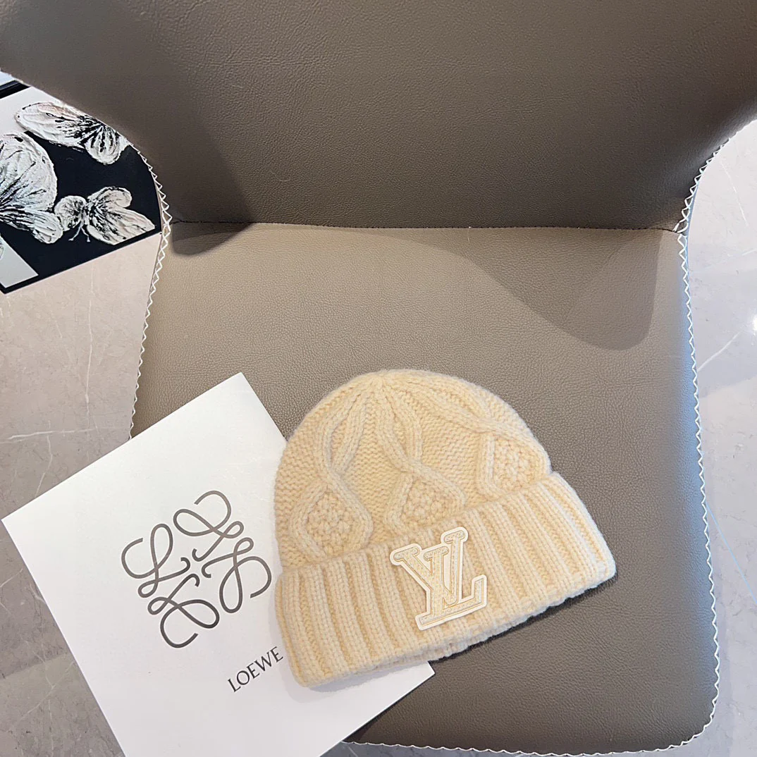 Вязаная шапка с логотипом LV, цвет кремовый.