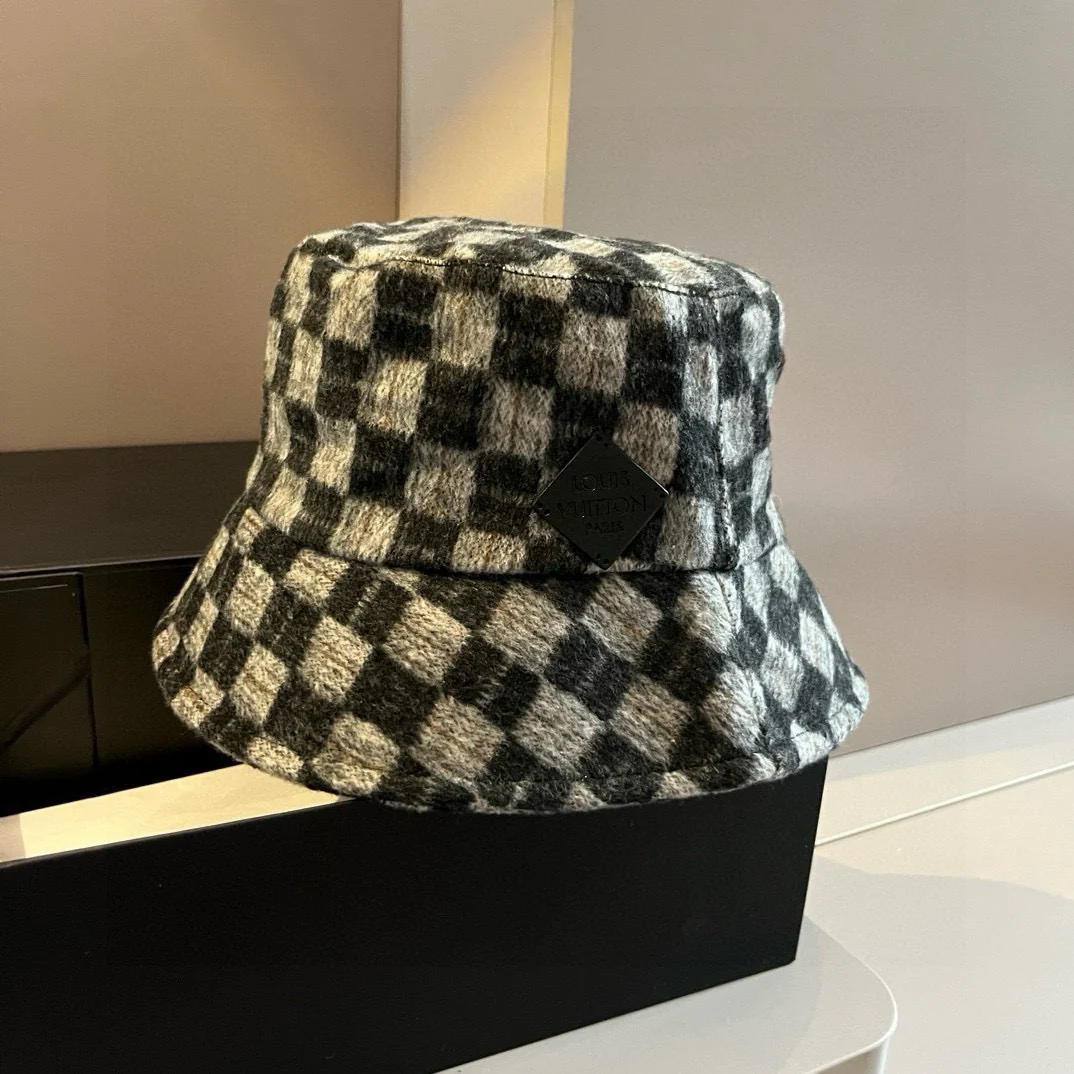 Рыбацкая шляпа в клетку LV
