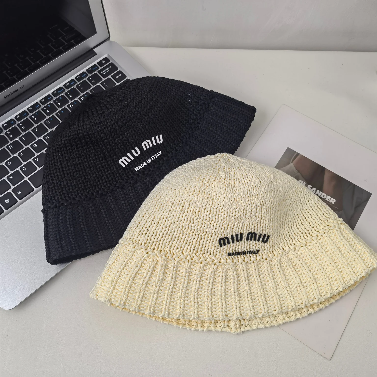 Новинка сезона ?Ранняя осень? от Miu Miu 2023 — вязаная рыбацкая шапка.