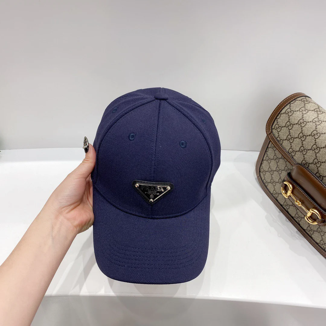 Prada - классическая бейсболка с треугольным логотипом