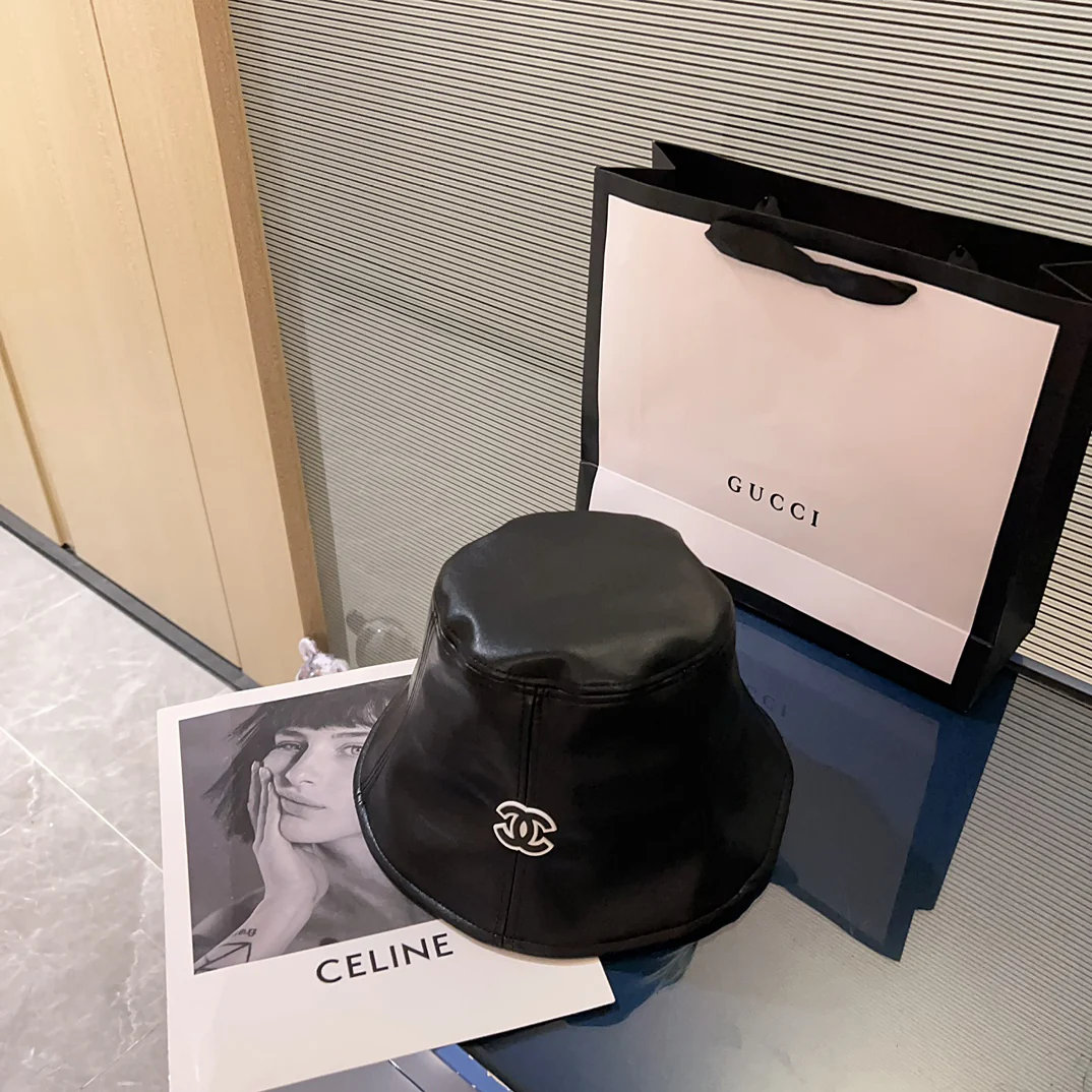 Новая модель кожаной рыбацкой шляпы Chanel 2023 года - черная.