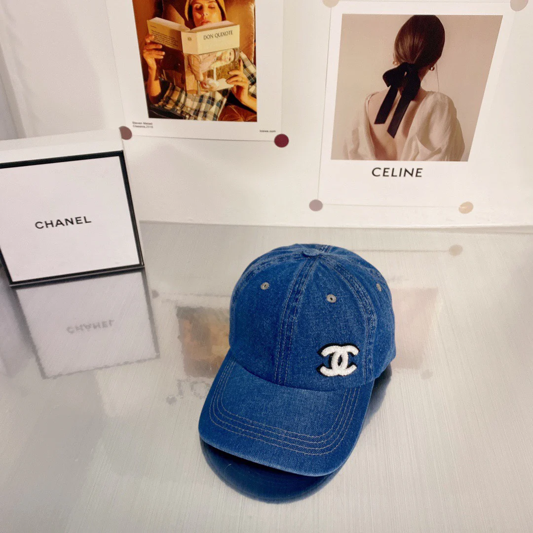 Новинка 2022 года от Chanel - ковбойская кепка с утиным клювом.