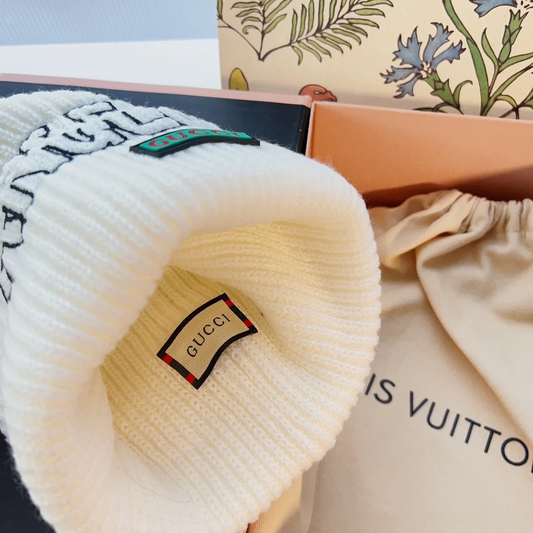 Вязаная шапка Gucci с буквами