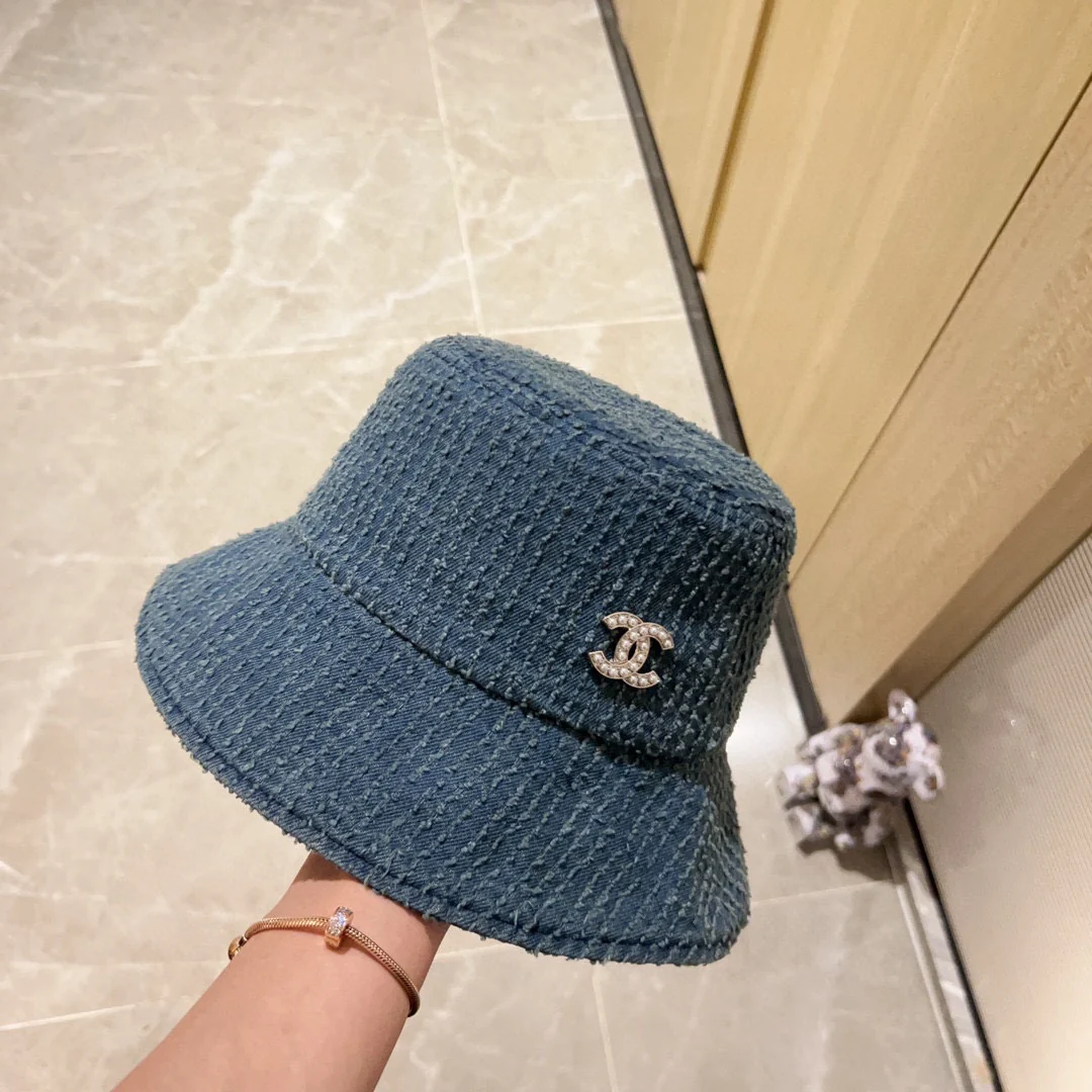 Новая ретро-шляпа рыбака в ковбойском стиле от Chanel 2023 года - темно-синяя.