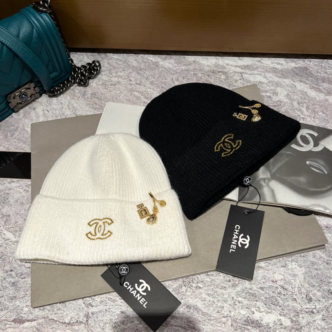 Вязаная шапка Chanel с украшениями