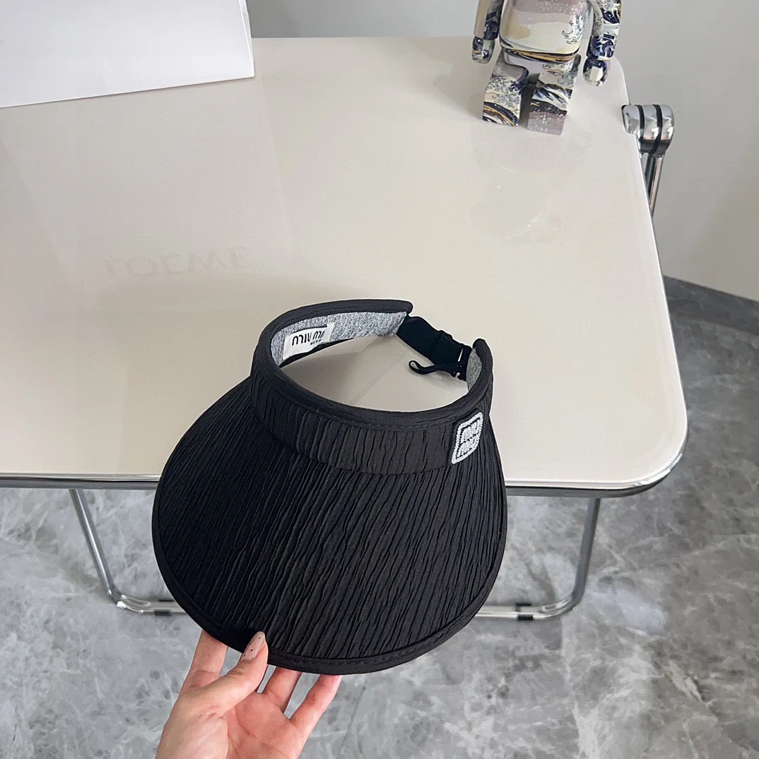 Новая элегантная плиссированная шляпа от солнца Miu Miu из летней коллекции 2024 года - черная.