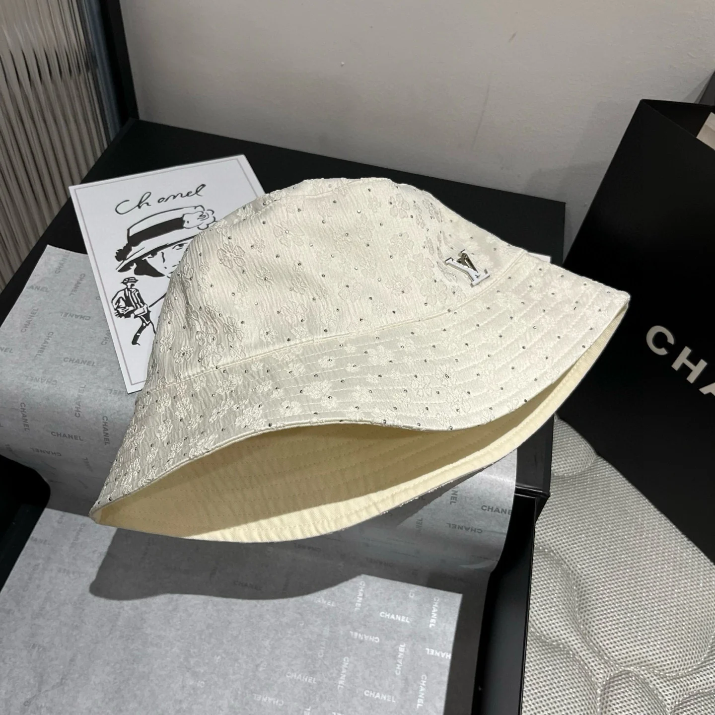 Двусторонняя рыбацкая шляпа LV - белая