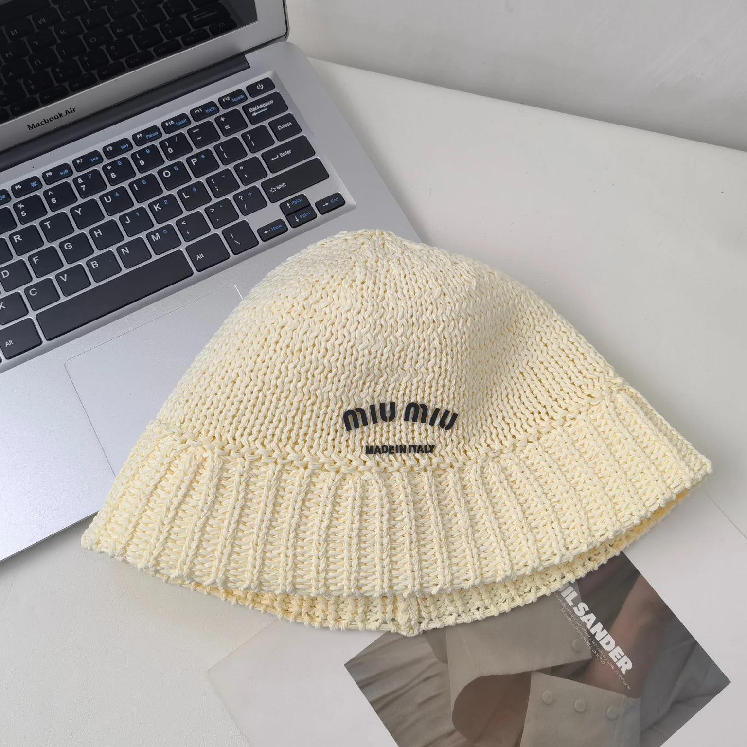 Новинка сезона ?Ранняя осень? от Miu Miu 2023 — вязаная рыбацкая шапка.