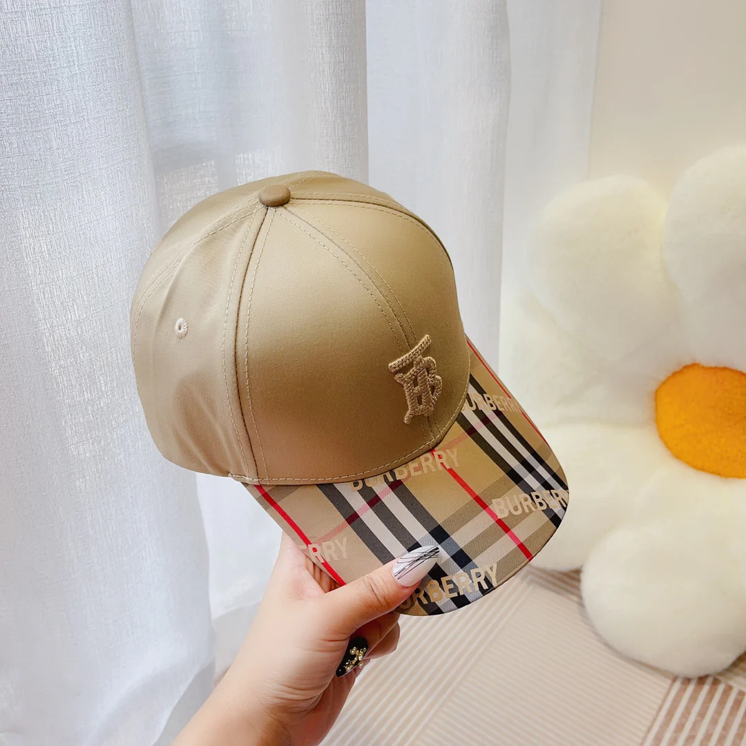 Новинка сезона весна/лето 2023 от Burberry - бейсболка TB в клетку.