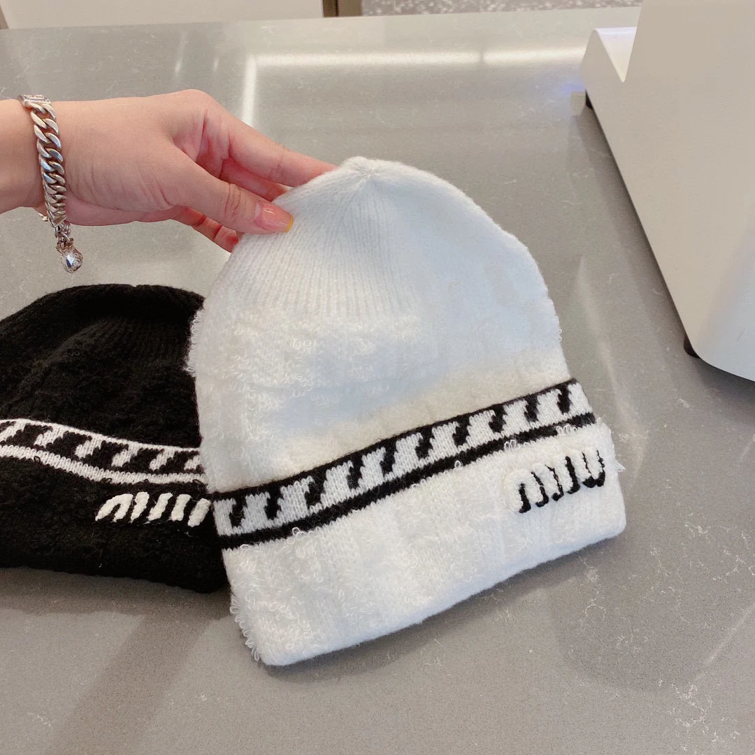 Новая вязаная шапка Miu Miu из коллекции осень/зима - черная.