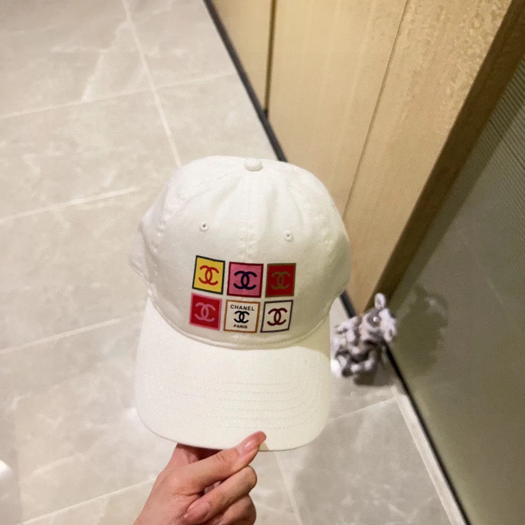 Бейсболка Chanel 2023 года, новая модель, с шестью панелями.