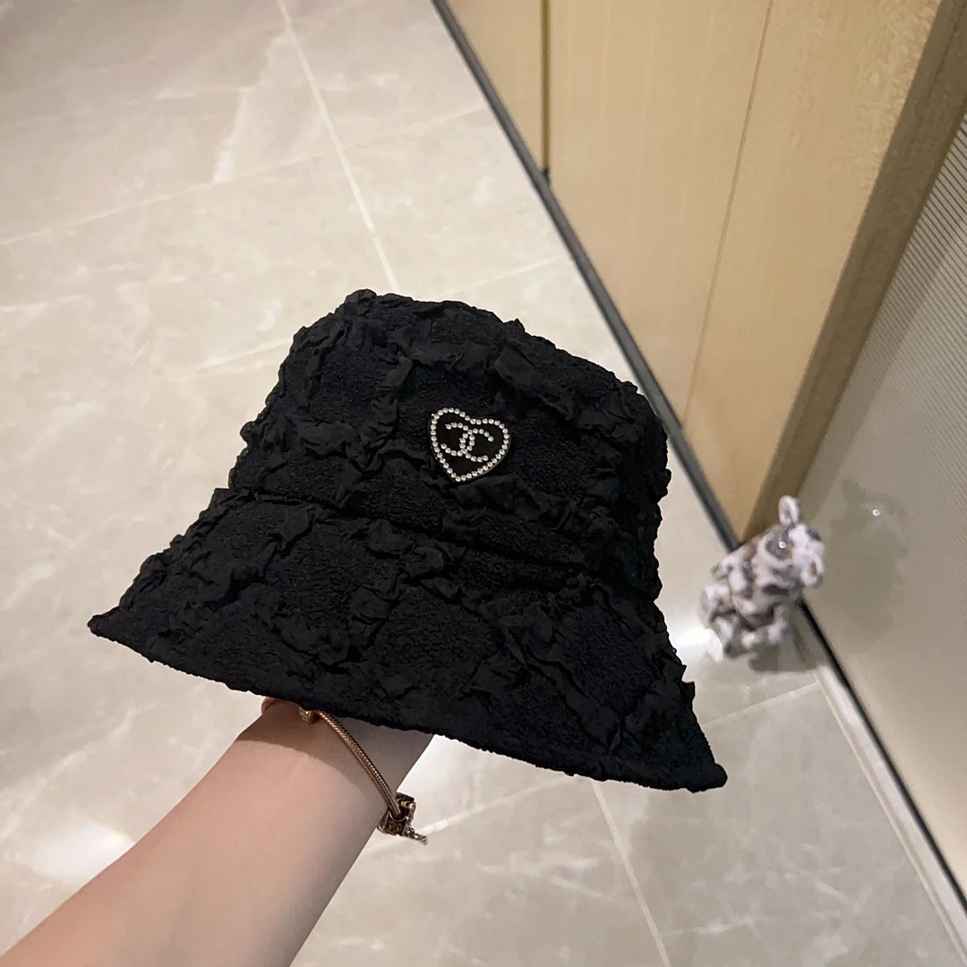 Новинка сезона весна/лето 2023 от Chanel — мятая рыбацкая шляпа.