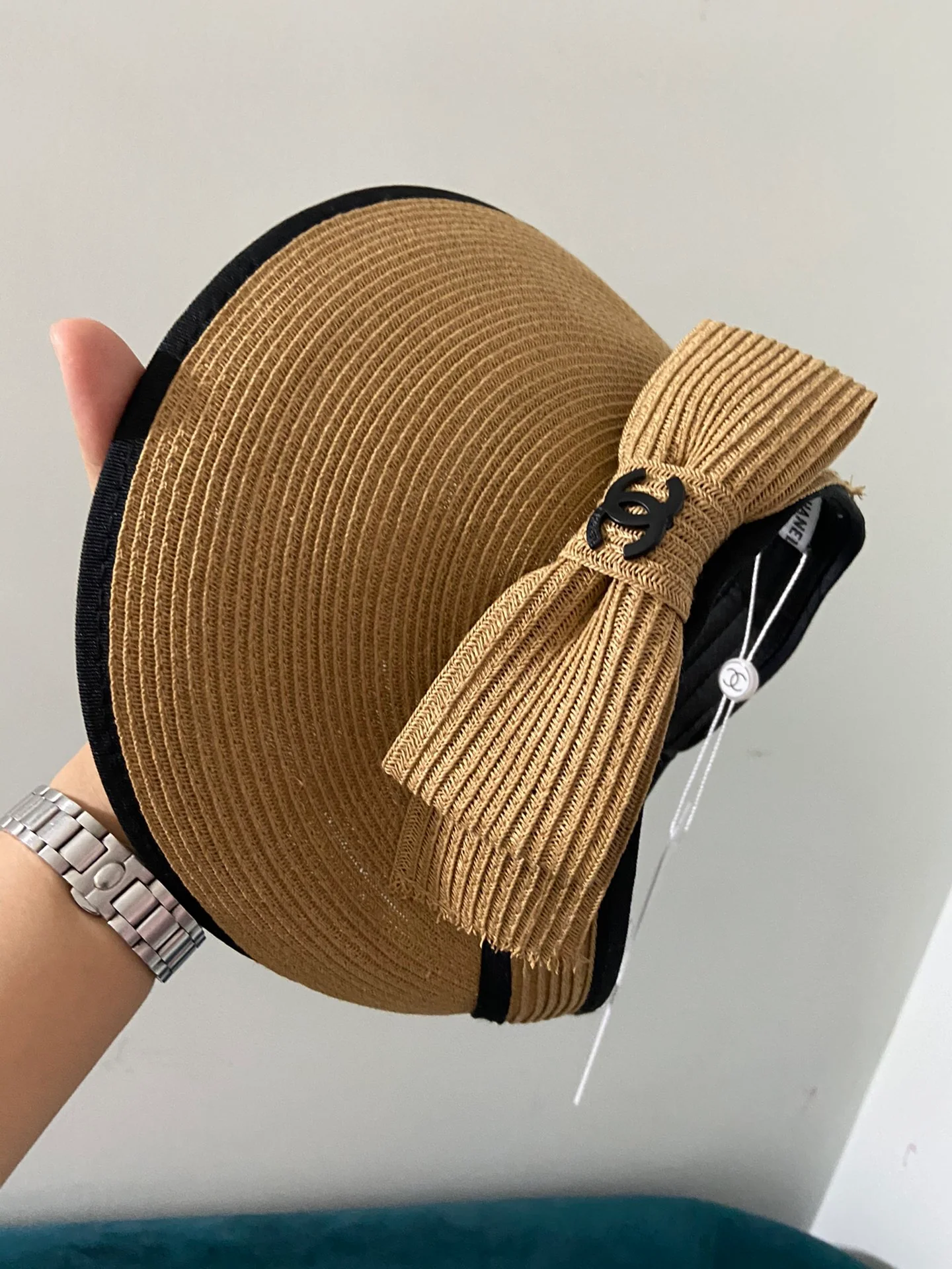 Пляжная шляпа Chanel с плетеным бантом - идеально подходит для пляжа.