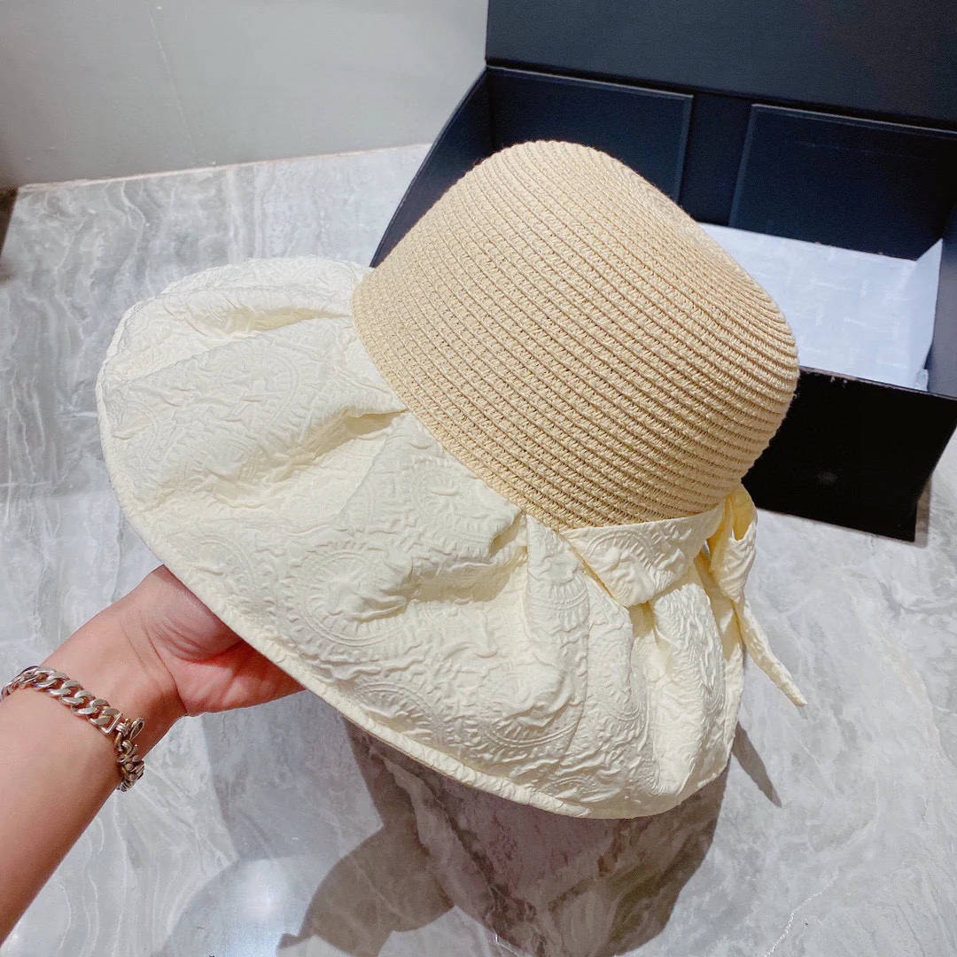 Chanel - Большая соломенная шляпа с бантом в стиле пэчворк