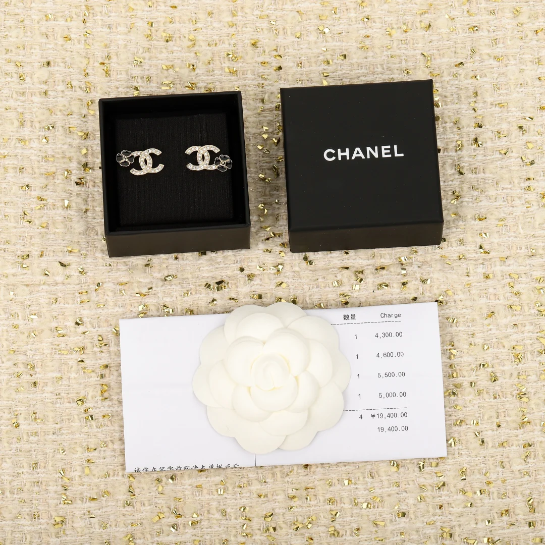 Chanel - 25 пенсов, асимметричные серьги в виде двойной буквы С с камелией