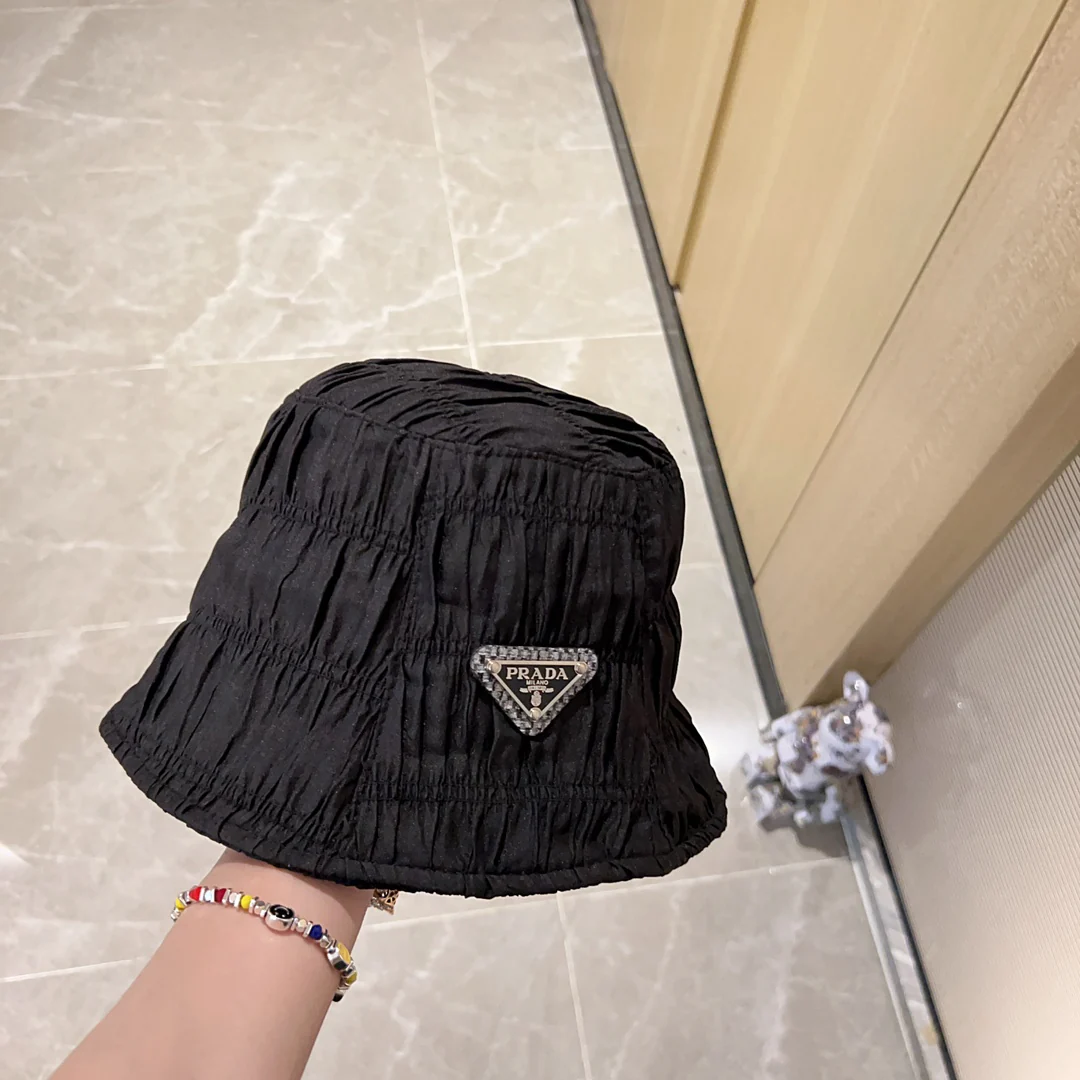 Новинка сезона осень-зима 2023 от Prada - Панама с эффектом потертости - Черная