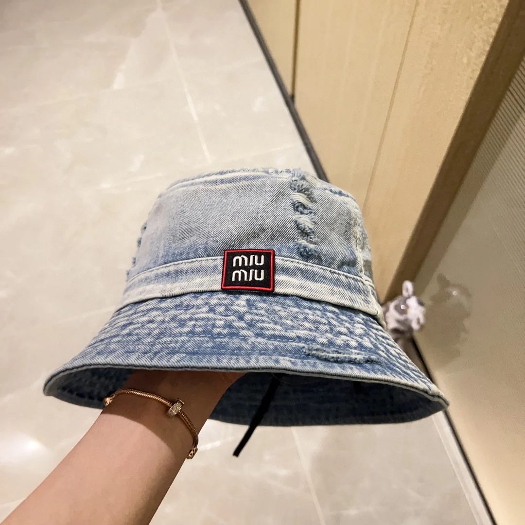 Новинка весны/лета Miu Miu 2023 — джинсовая панама.
