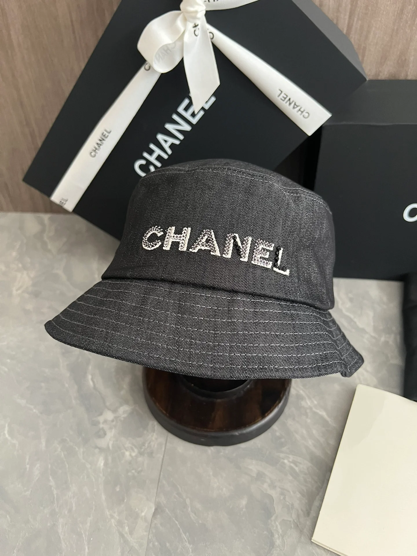 Ковбойская рыбацкая шляпа Chanel, расшитая пайетками, серая.