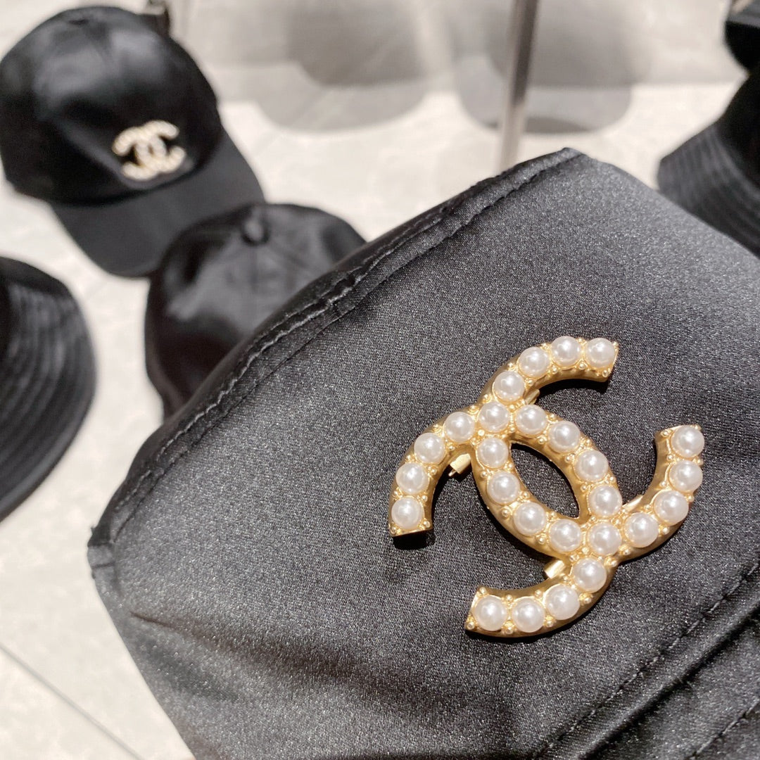 Рыбацкая шляпа Chanel с жемчужным логотипом - черная