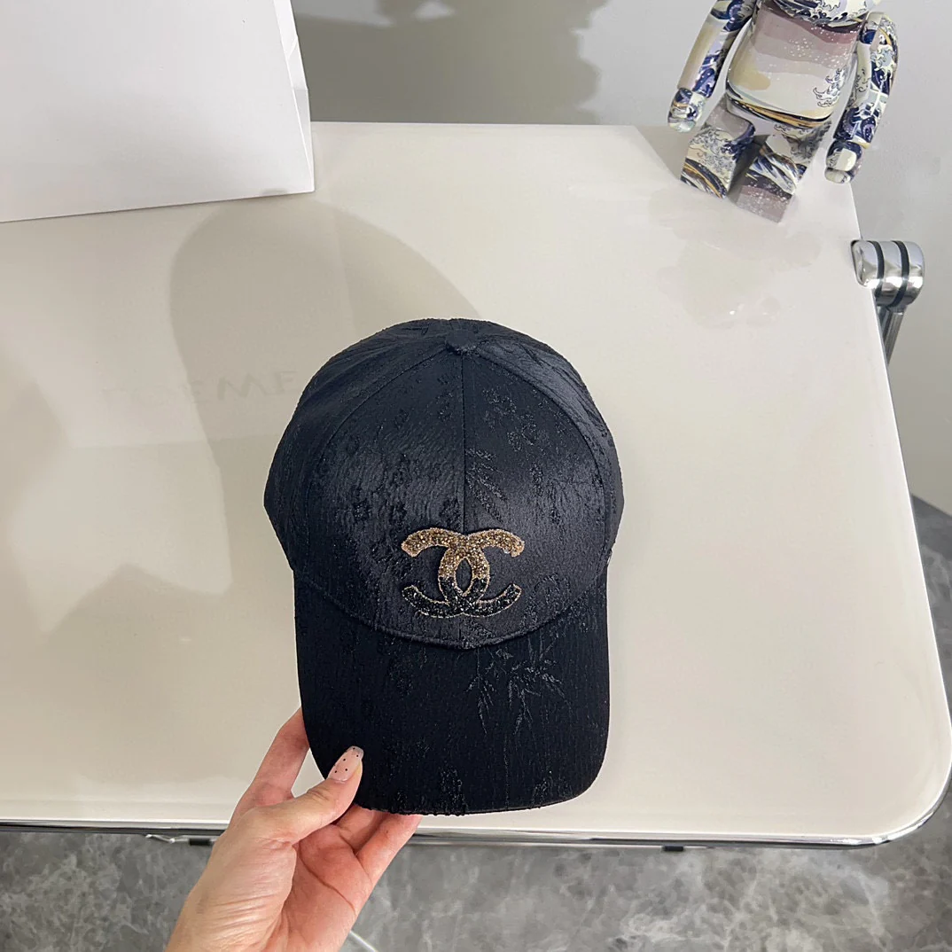Новая минималистичная бейсболка Chanel 2024 года — черная.