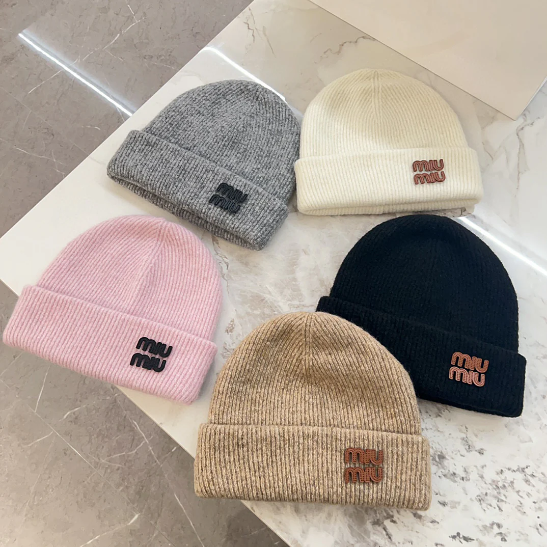 Вязаная шапка с логотипом Miu Miu - розовая