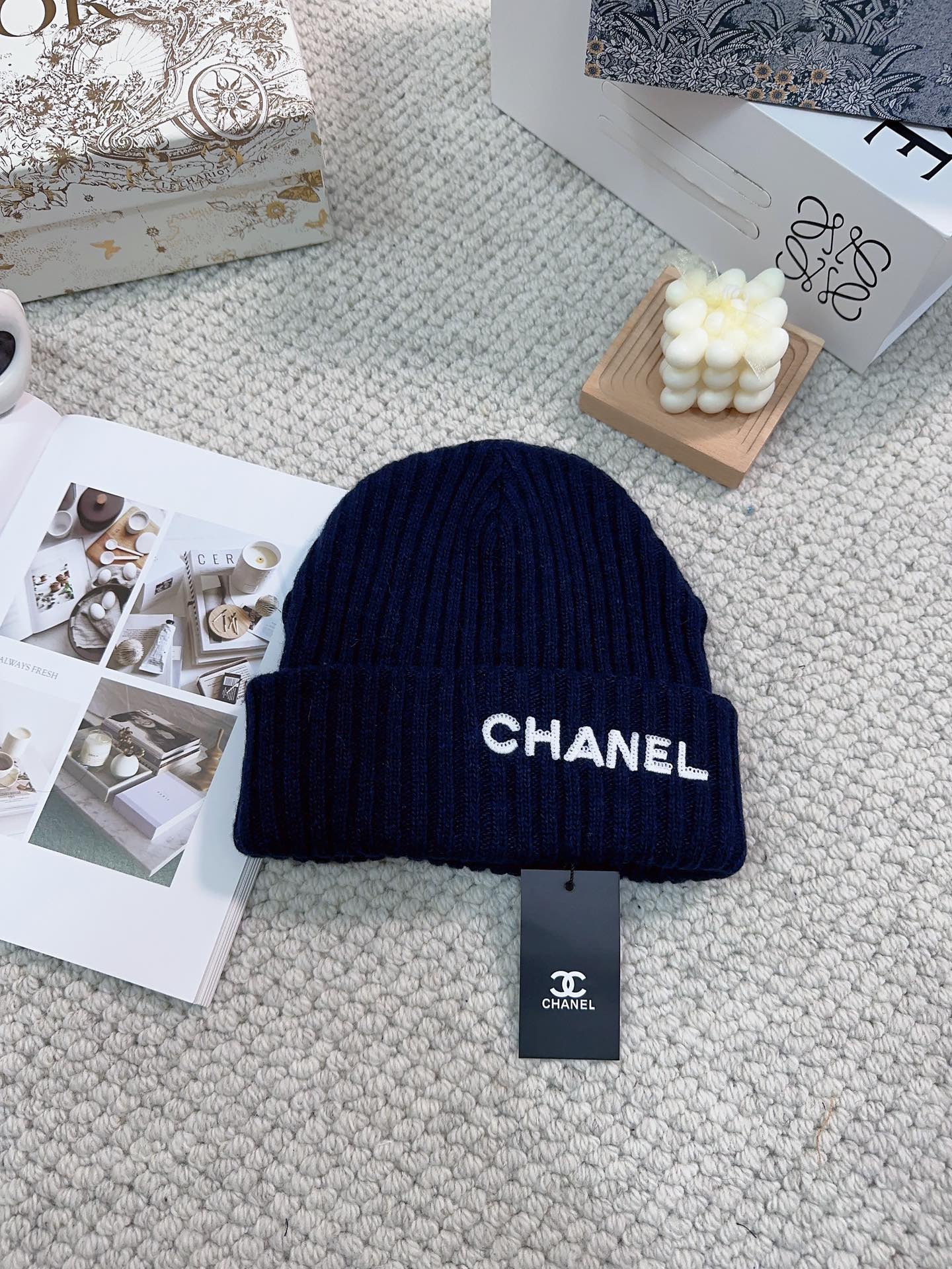 Новая вязаная кашемировая шерстяная шапка Chanel 2023 года с буквенным рисунком - синяя.